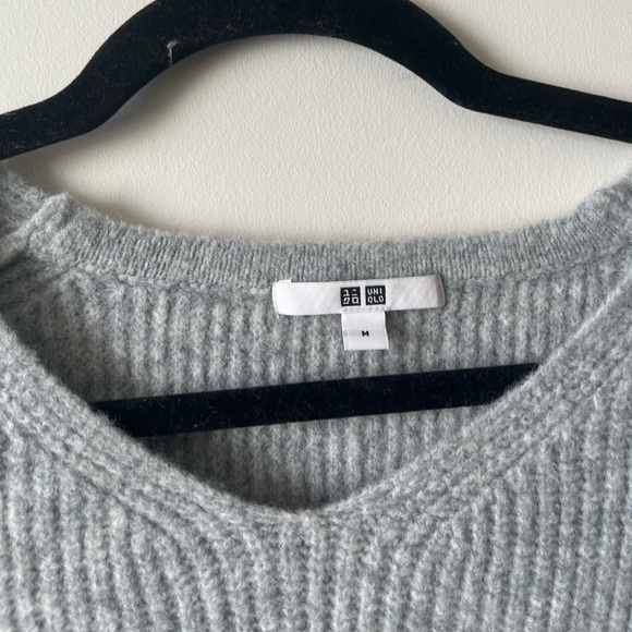 Uniqlo Knitted Gray V-neck Pullover Sweater - Picture 3 of 6